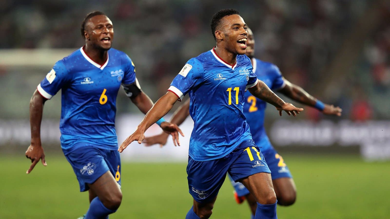 Tubarão azul come camarões e está perto do Copa do Mundo