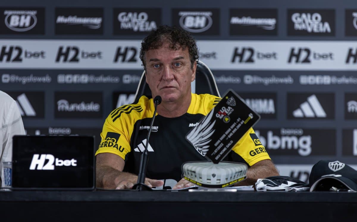 Fluminense age rápido e mira Cuca para substituir Renato Gaúcho como novo técnico