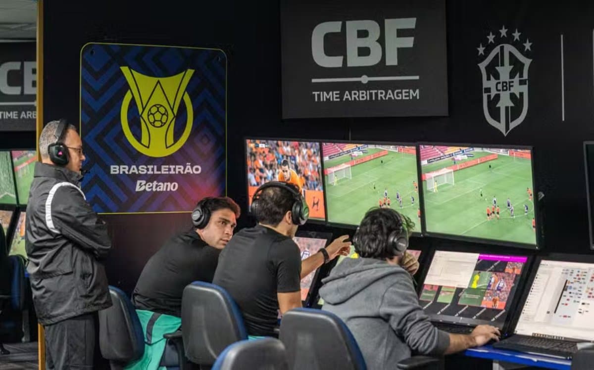 CBF recebe aval da FIFA para divulgar áudios do VAR em lances sem revisão na cabine