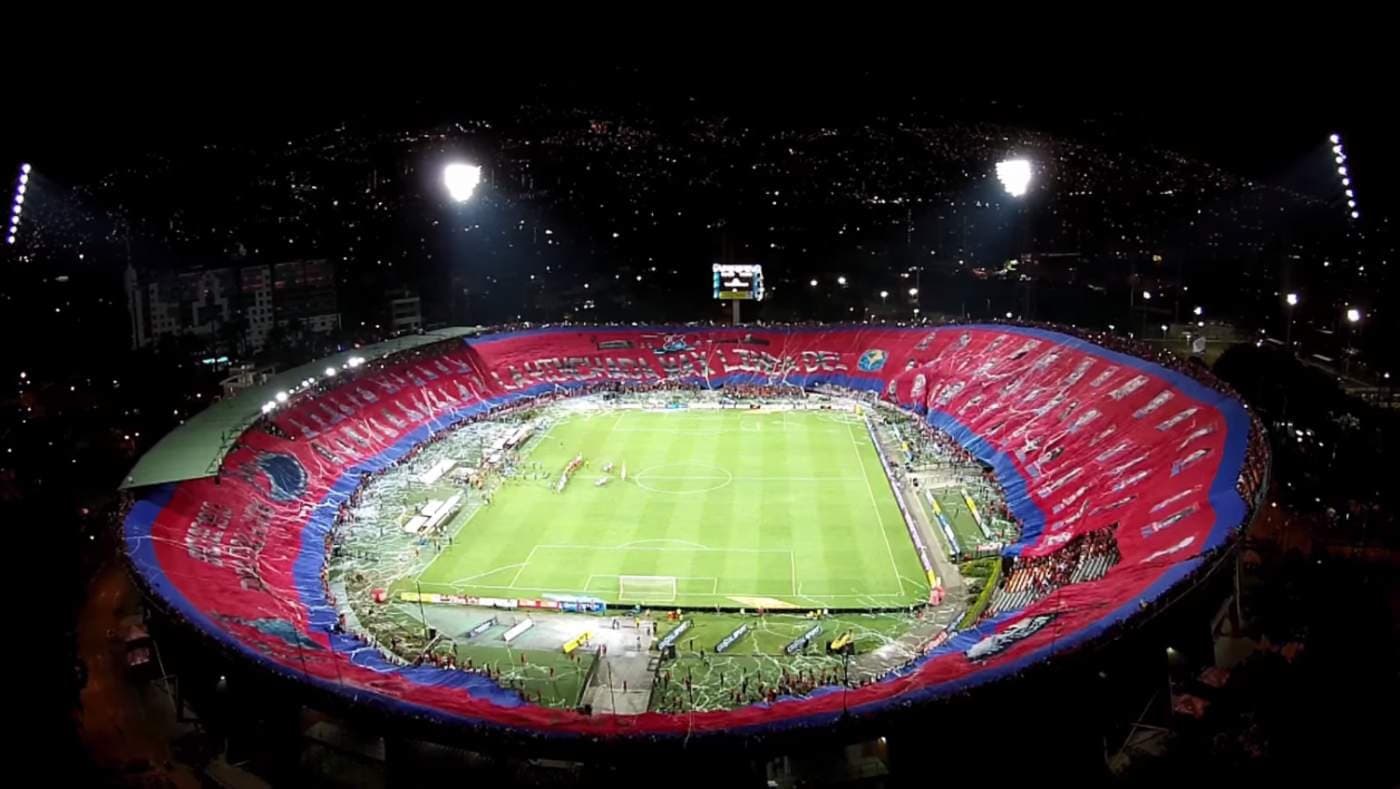 A tapeçaria da paixão: A maior bandeira de torcida do Brasil