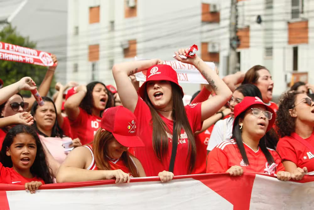Camisa de torcida organizada feminina: representatividade nas arquibancadas