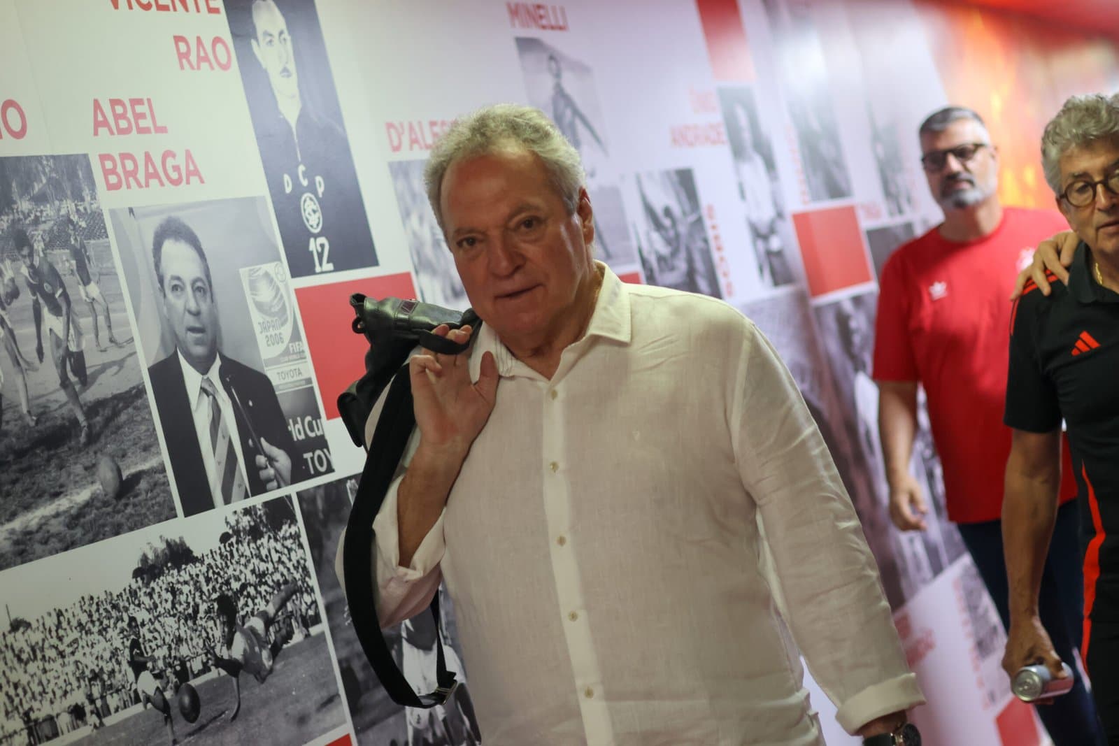 Abel Braga se emociona e comemora permanência do Internacional na Série A do Brasileirão: &#8220;Ajudei a salvar o Inter do rebaixamento&#8221;