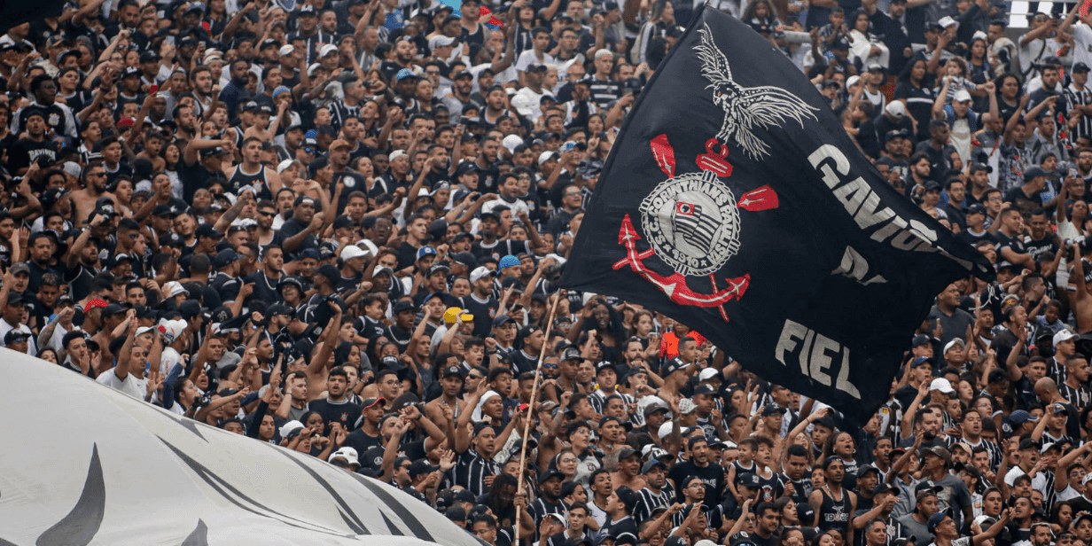 Torcedores da Gaviões da Fiel erguem bandeira gigante com o símbolo do Corinthians nas arquibancadas da Neo Química Arena