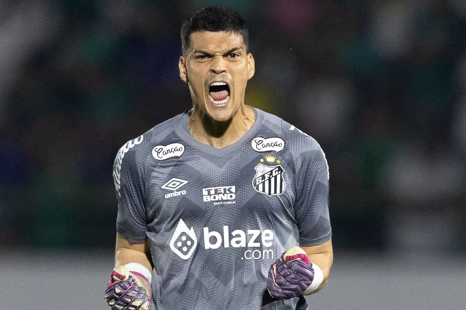 Gabriel Brazão é o goleiro com mais defesas no mundo em 2025