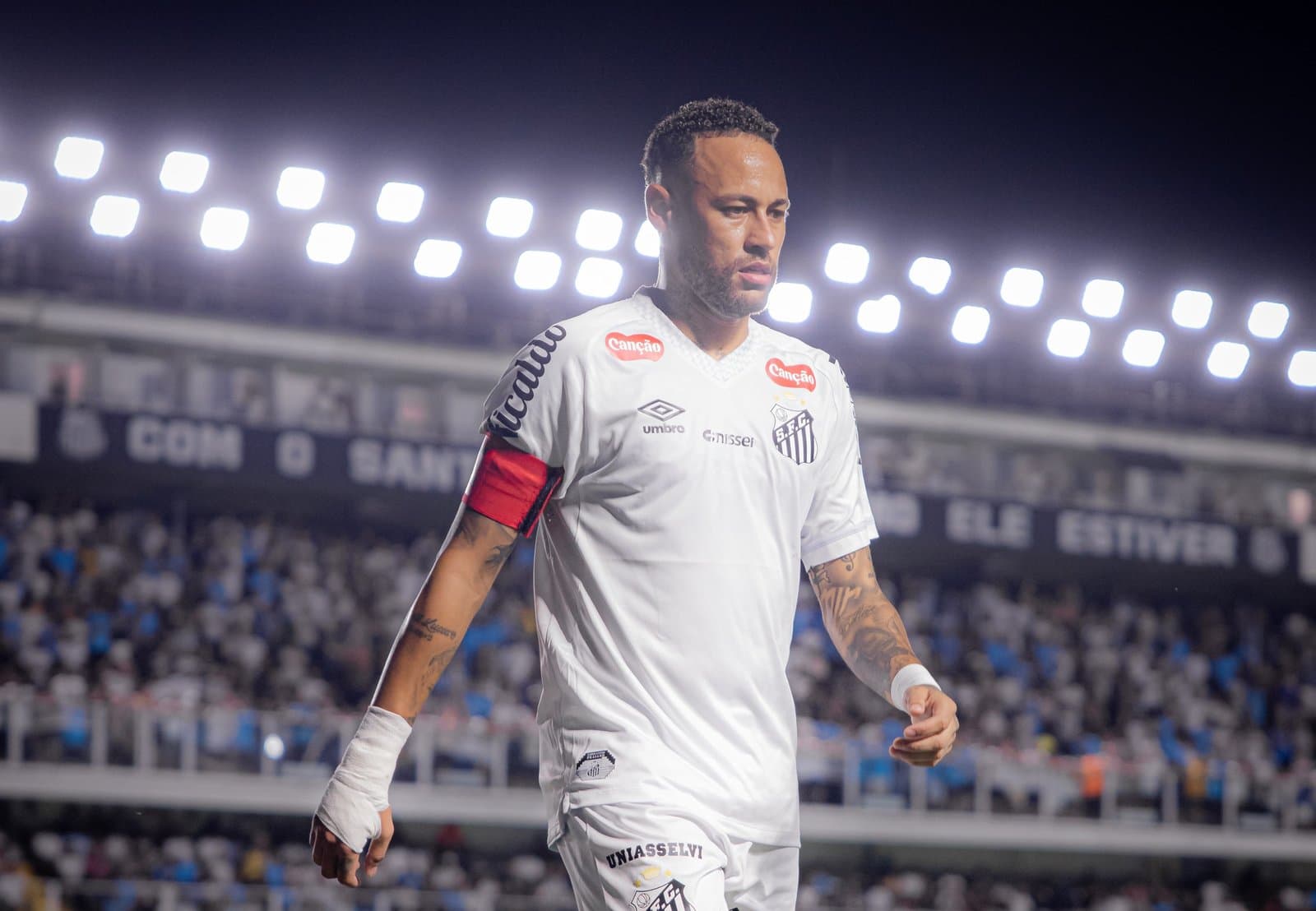 Neymar revela que pode se aposentar ao fim da temporada: “Um dia de cada vez”