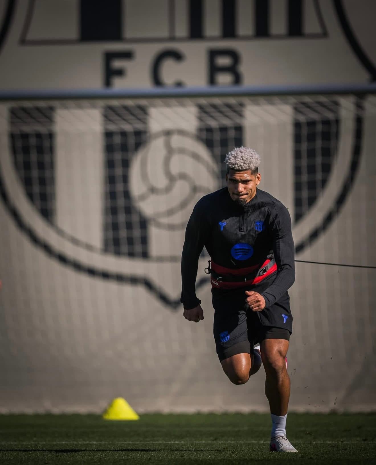 Zagueiro do Barcelona revela que torce para o Internacional; confira