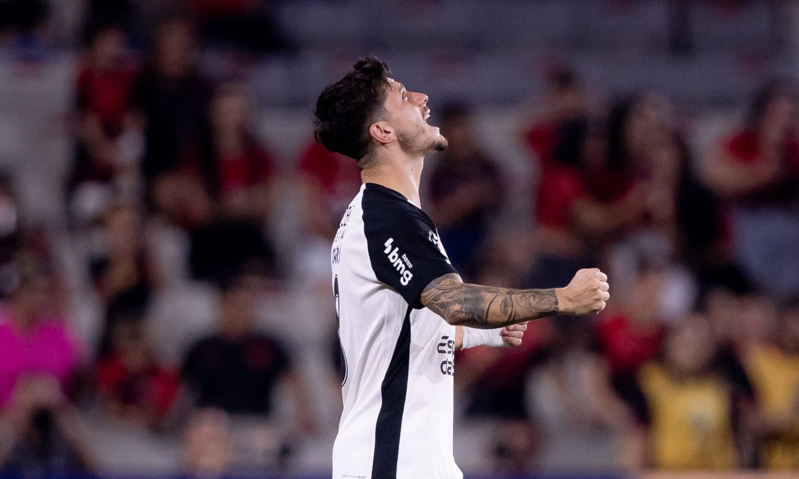 Corinthians vence o Athletico-PR fora de casa e se aproxima do G4 do Brasileirão; confira como foi o jogo