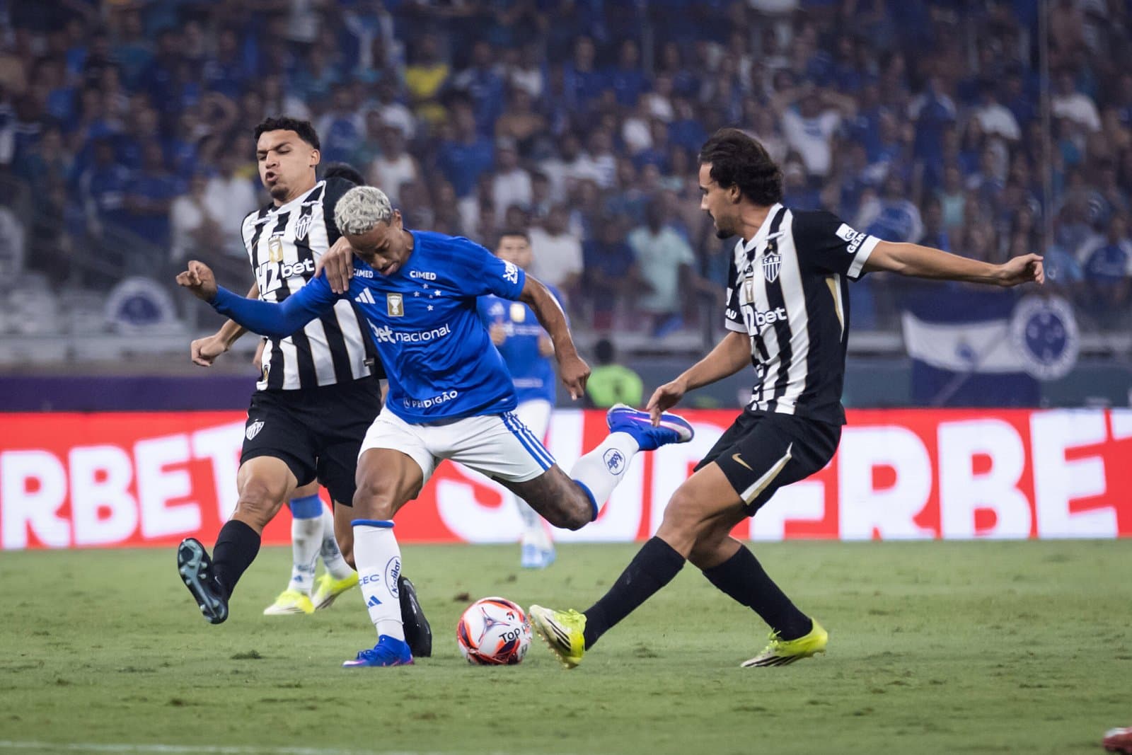Briga generalizada na final entre Cruzeiro e Atlético tem 23 jogadores expulsos; veja