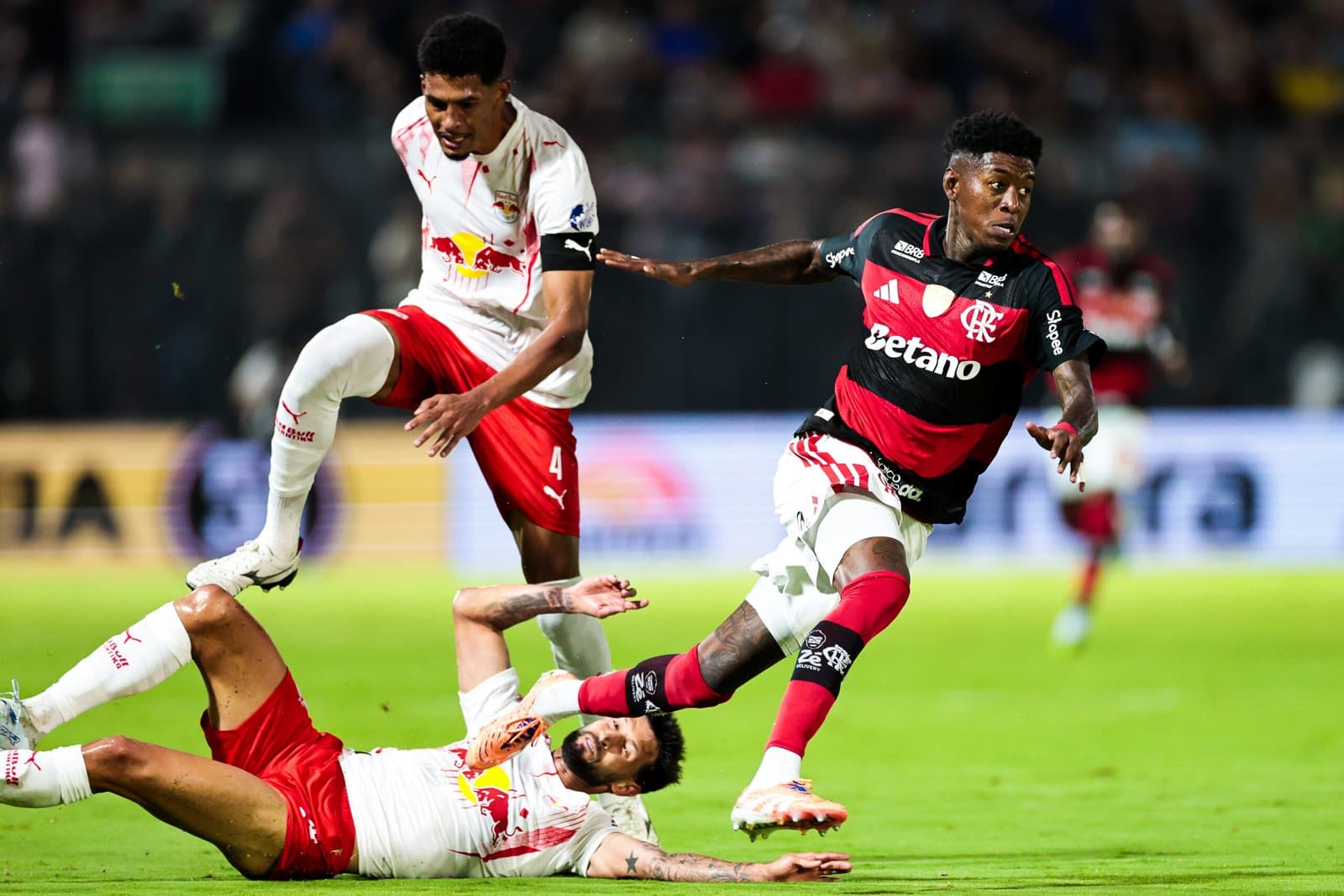 RB Bragantino passa por cima do Flamengo e se afasta da zona de rebaixamento na Série A; confira