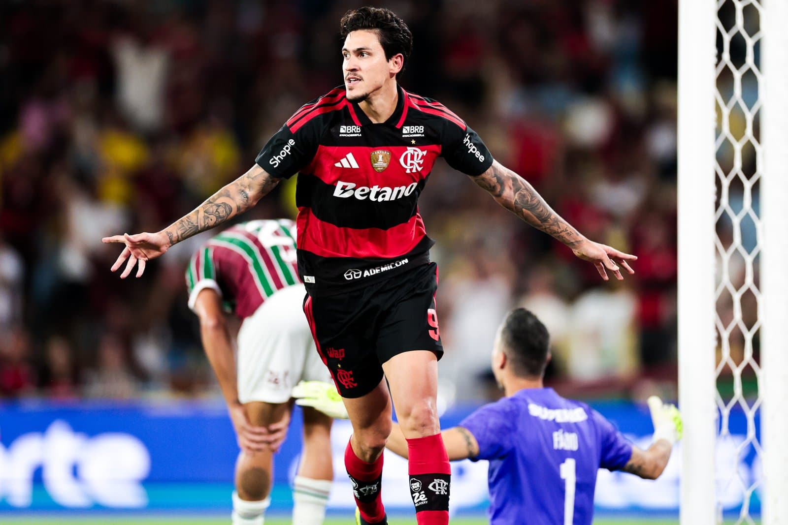 Flamengo aproveita os erros do Fluminense, vence e assume a vice-liderança do Brasileirão; veja como foi