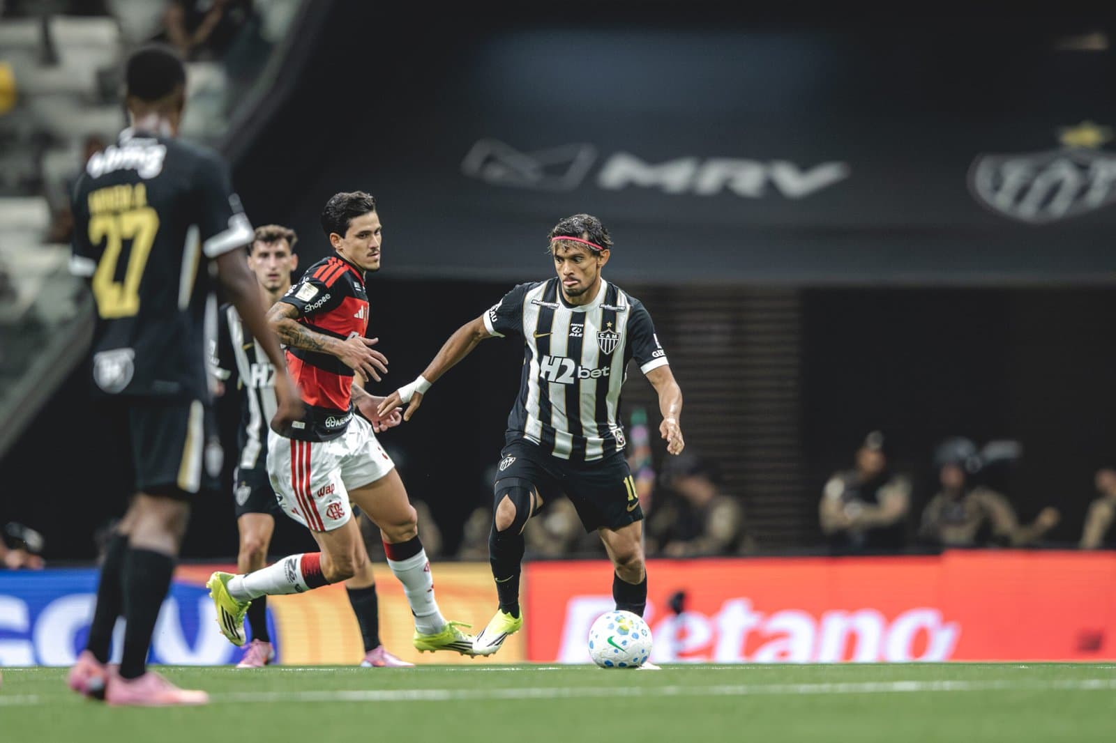 Flamengo atropela o Atlético-MG fora de casa e segue no G4 do Brasileirão; veja como foi