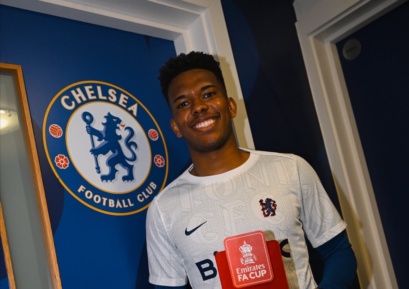 Técnico do Chelsea elogia Estêvão, após apresentação na FA Cup; confira