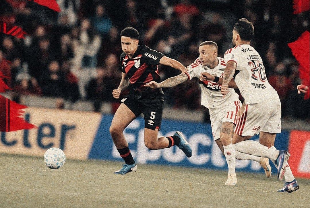 Flamengo arranca o empate do Athletico-PR e segue na cola do Palmeiras; veja como foi