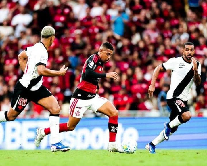 Flamengo abre dois gols de vantagem para o Vasco, mas leva o empate no fim do jogo pelo Brasileirão; veja como foi