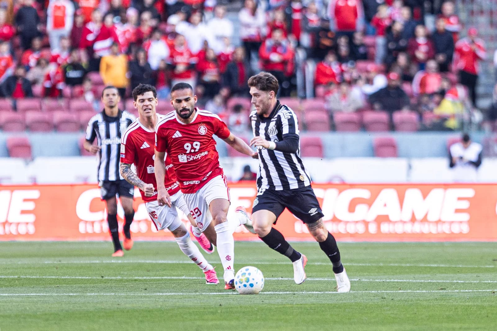 Santos derrota o Internacional fora de casa e se afasta do Z4 do Brasileirão; confira o jogo