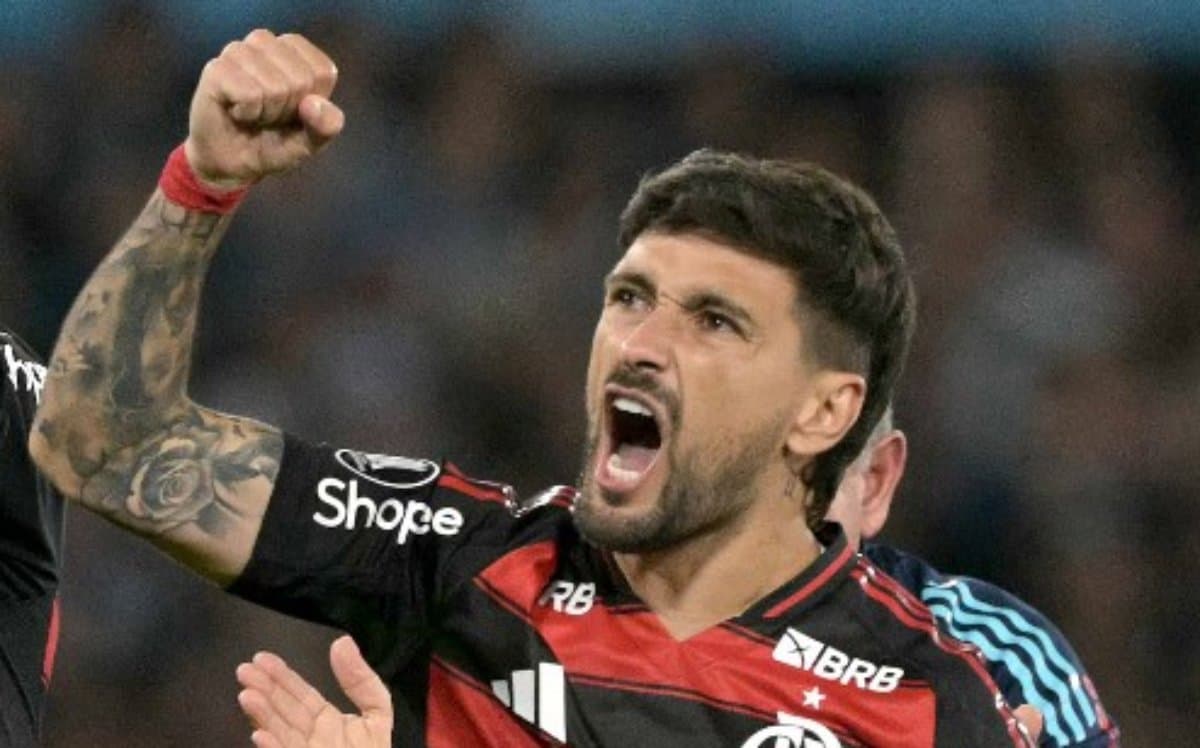 Arrascaeta celebra retorno a campo após três meses afastado por lesões; veja
