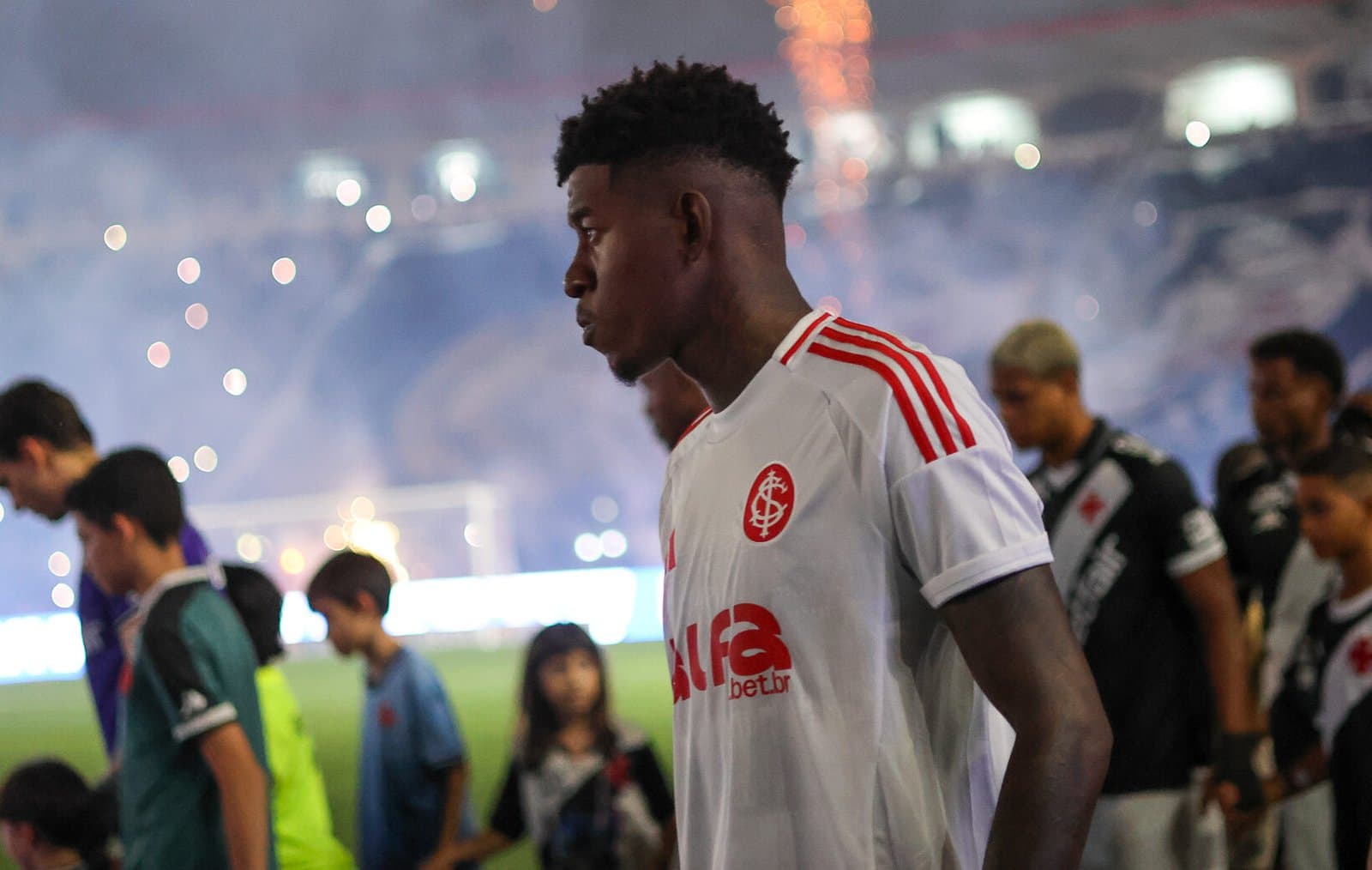 Flamengo fica perto de acertar com Vitão, zagueiro do Inter