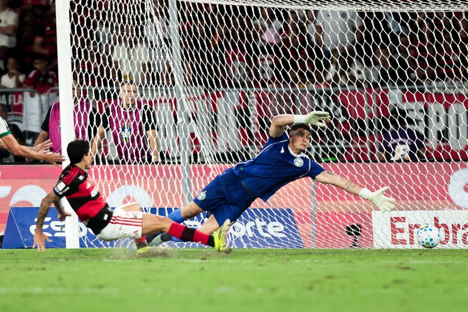 Com vantagem numérica em campo, Flamengo derrota o Coritiba e tira férias na vice-liderança; veja