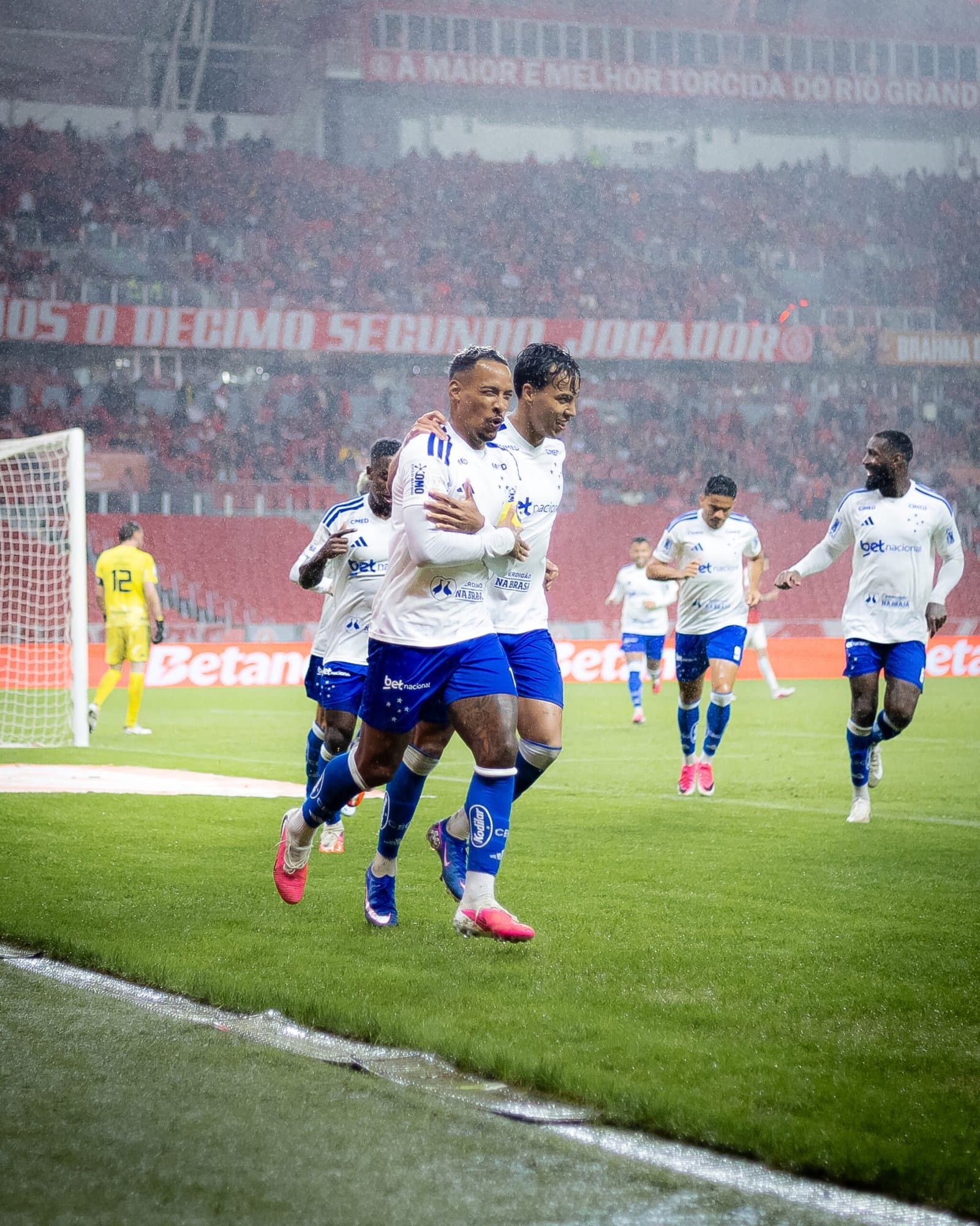 Cruzeiro vence o Inter fora de casa e se aproxima da parte de cima da tabela no Brasileirão; veja como foi