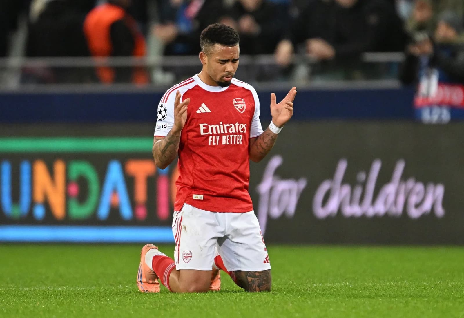 Barcelona encaminha acordo com o Arsenal por Gabriel Jesus; veja