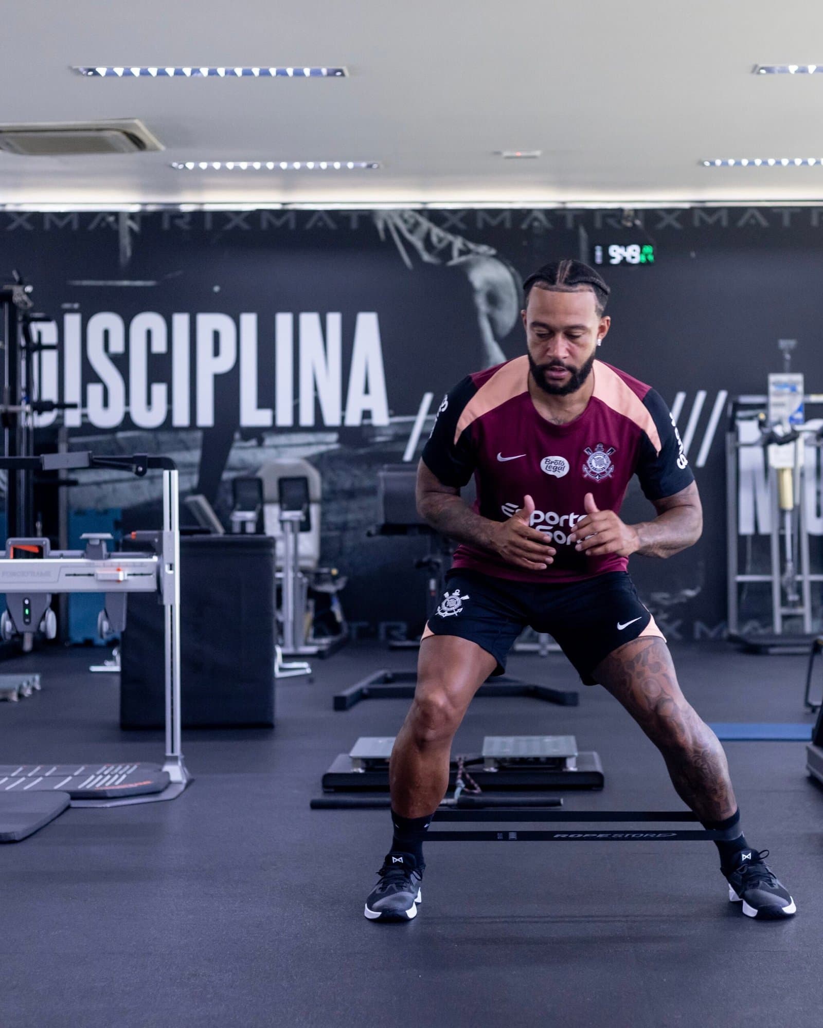 Memphis Depay e Corinthians acertam renovação e atacante permanece no clube; veja