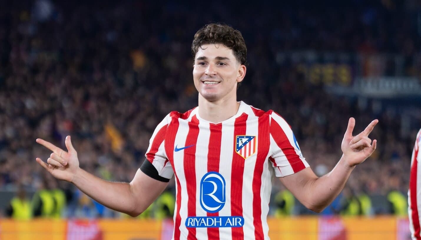 Julián Álvarez é vaiado em jogo do Atlético de Madrid e deixa o campo sozinho; técnico se pronuncia
