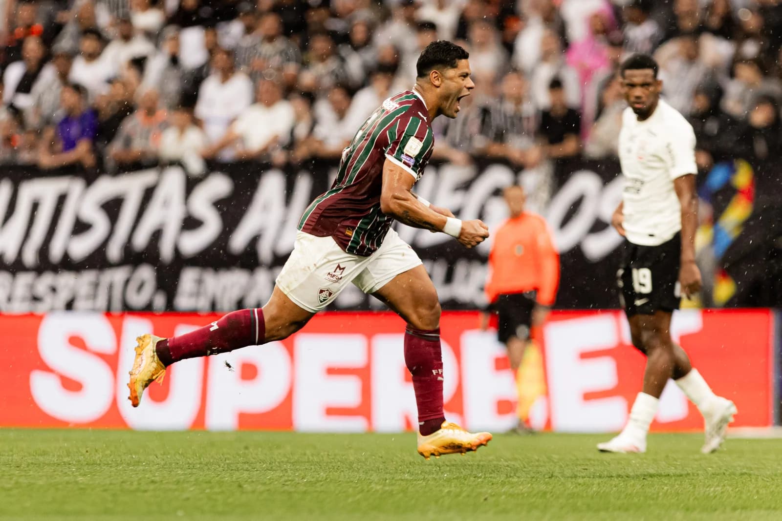 Fluminense derrota o Corinthians fora de casa e ajuda a afundar adversário no Brasileirão; veja