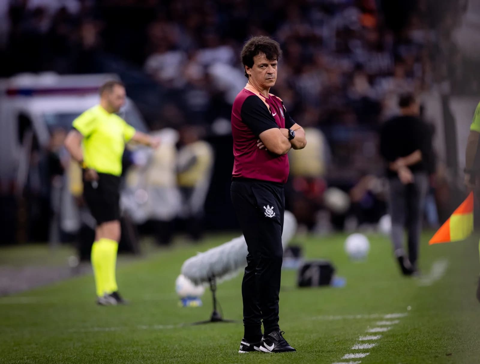 Dirigente do Corinthians mantém permanência de Fernando Diniz: “Não passa pela nossa cabeça qualquer mudança”