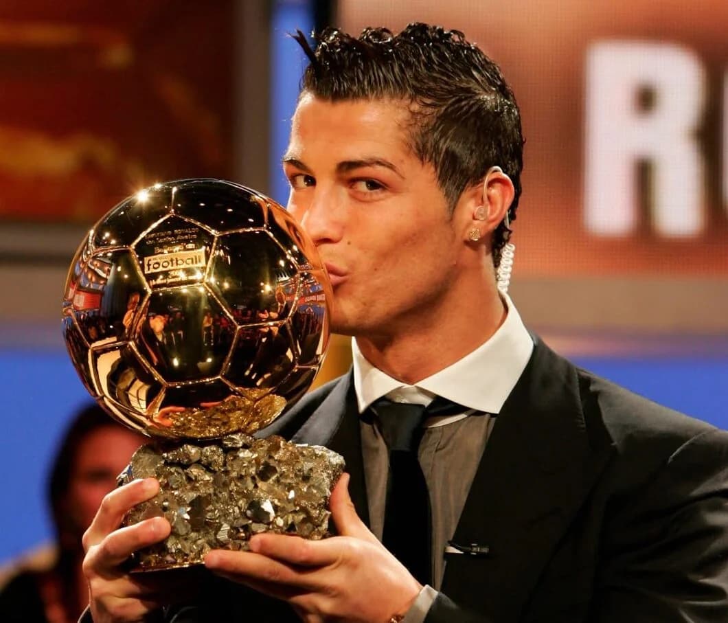 Cristiano Ronaldo de 2008 é eleito o melhor Bola de Ouro de todos os tempos em votação popular; veja